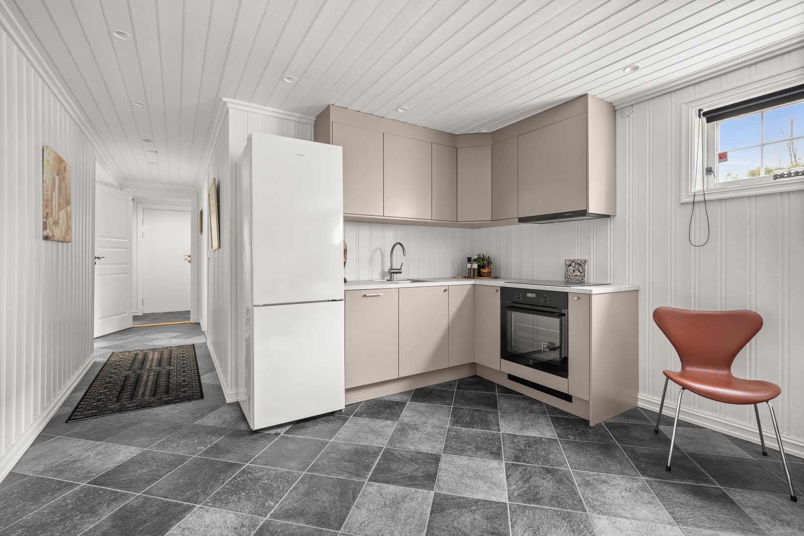 Kjøkken i U.etasje. Egen ingang til denne etasjen samt adkomst fra hovedetasje. Galleribilde