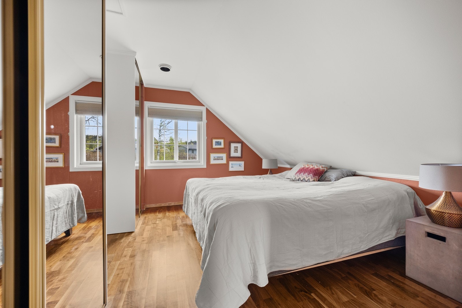 Soverom 1 med skyvedørsgarderobe. Galleribilde