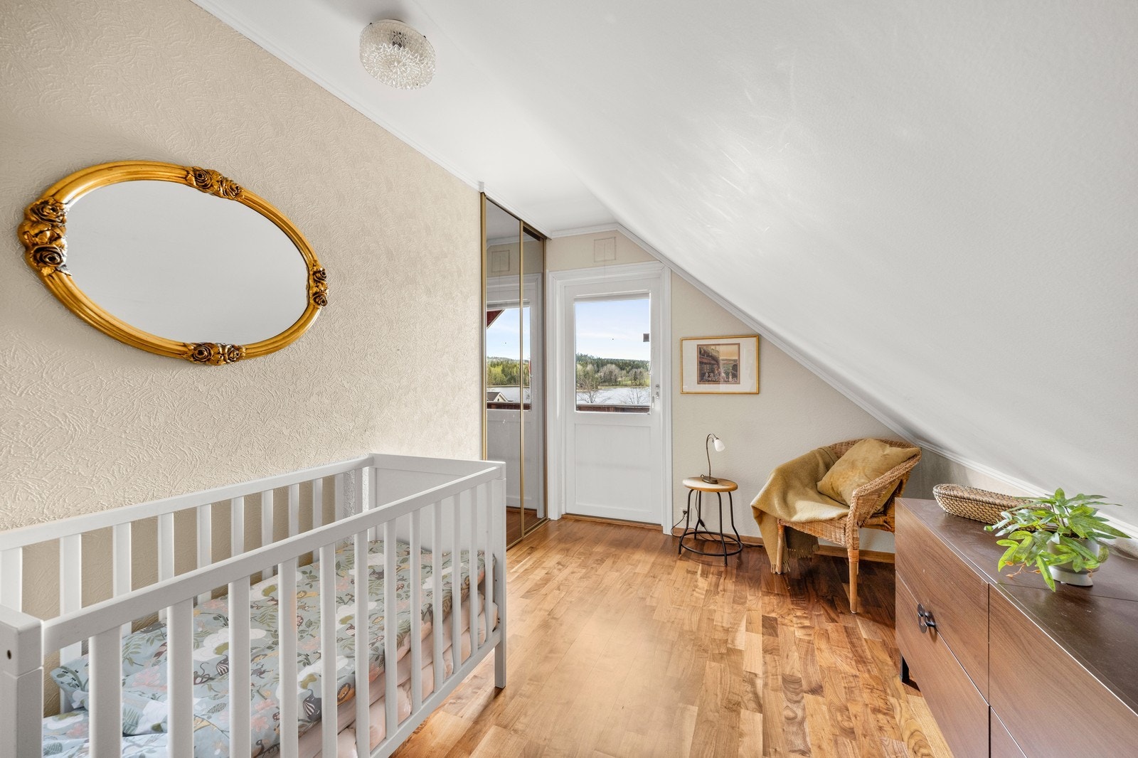 Soverom 2 med skyvedørsgarderobe og utgang til balkong. Galleribilde