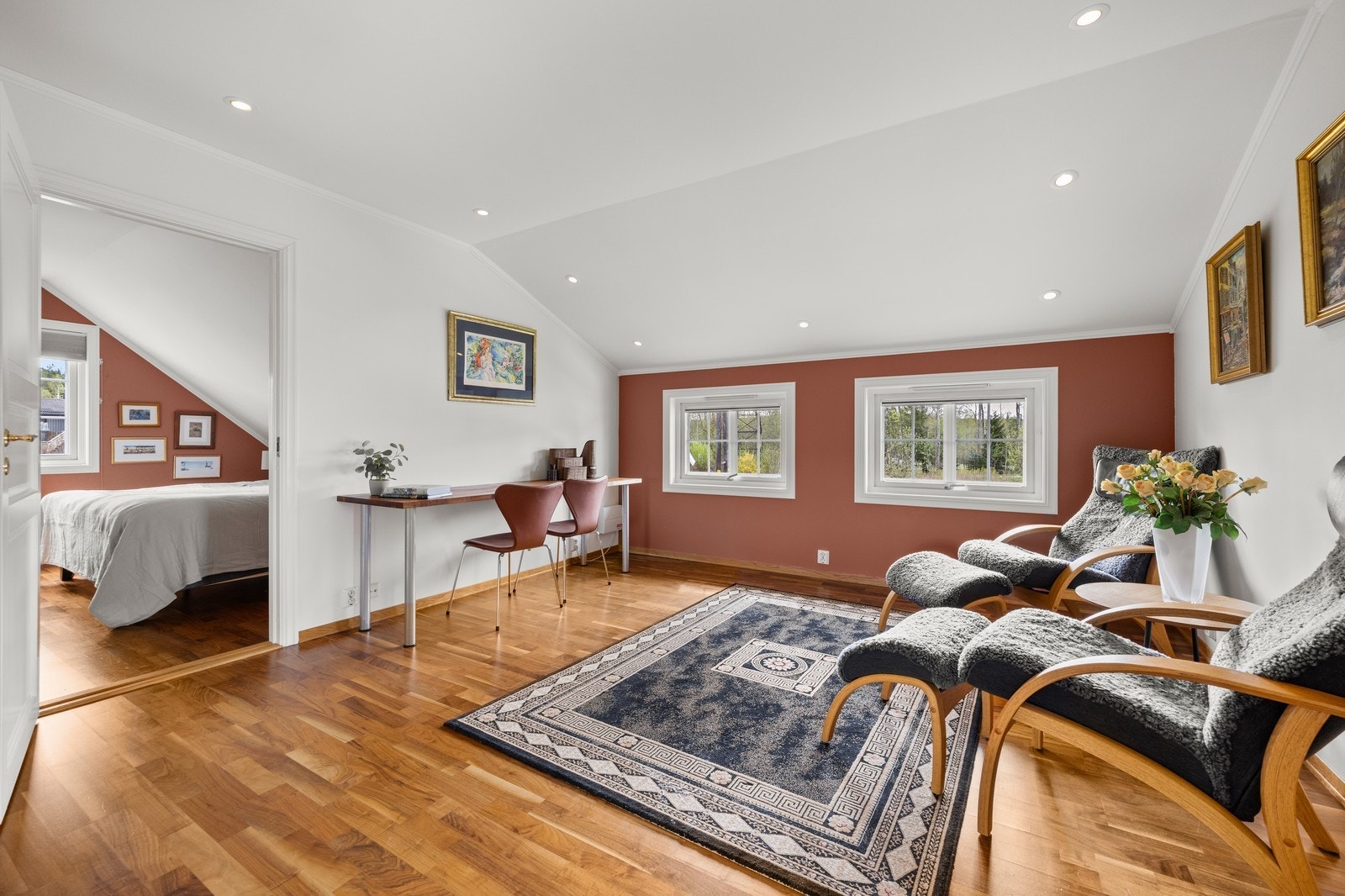 Loftstue med downligts i taket samt lys og luftig. Galleribilde