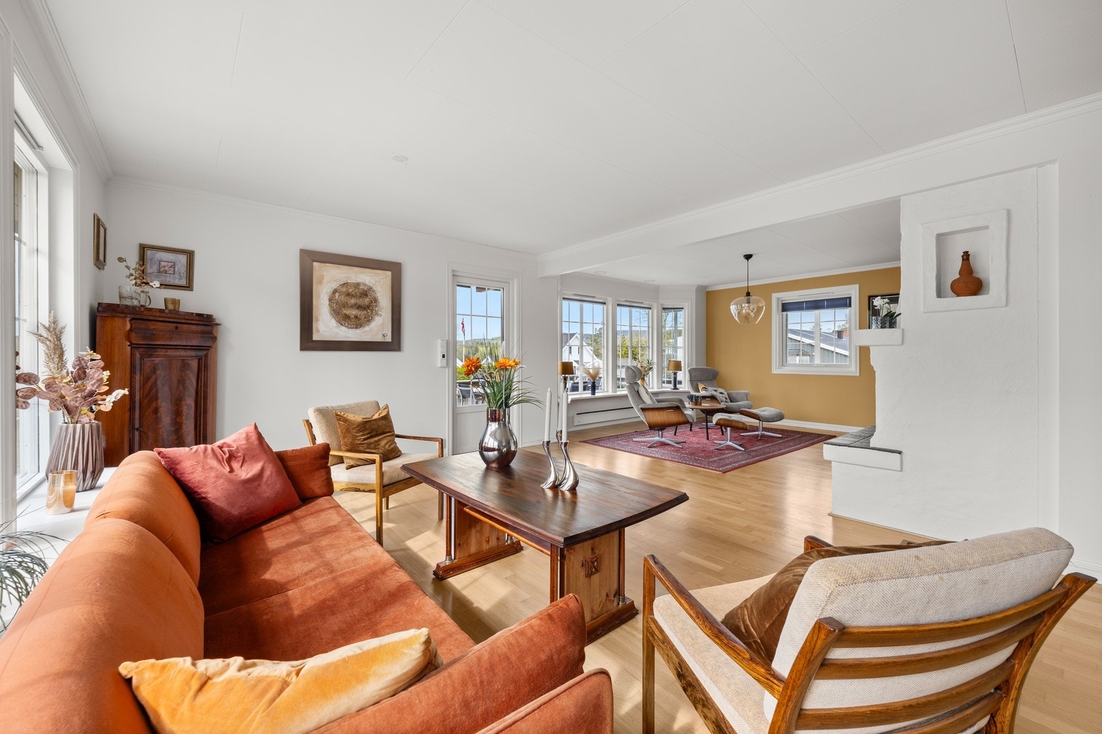 Fra stuen er det adkomst til en flott terrasse. I stuen er det flere møbleringsmuligheter. Galleribilde