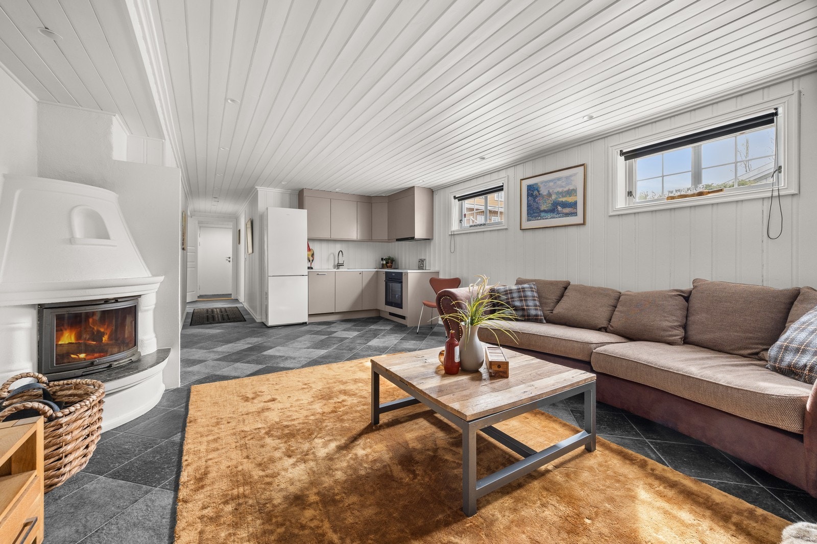 Stue U.etasje. Stue og kjøkken i åpen løsning. Integrert stekeovn, stekeplate og oppvaskmaskin. Galleribilde