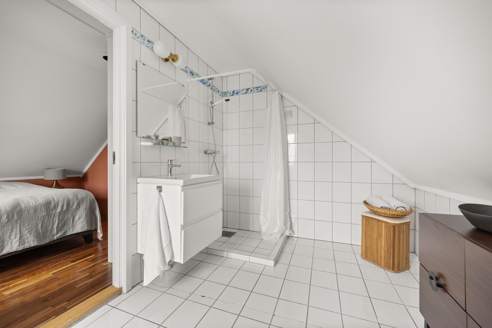 Bad 2 i 2.etasje med flislagte vegger og gulv. Badet er i tilknytning til soverom. Galleribilde