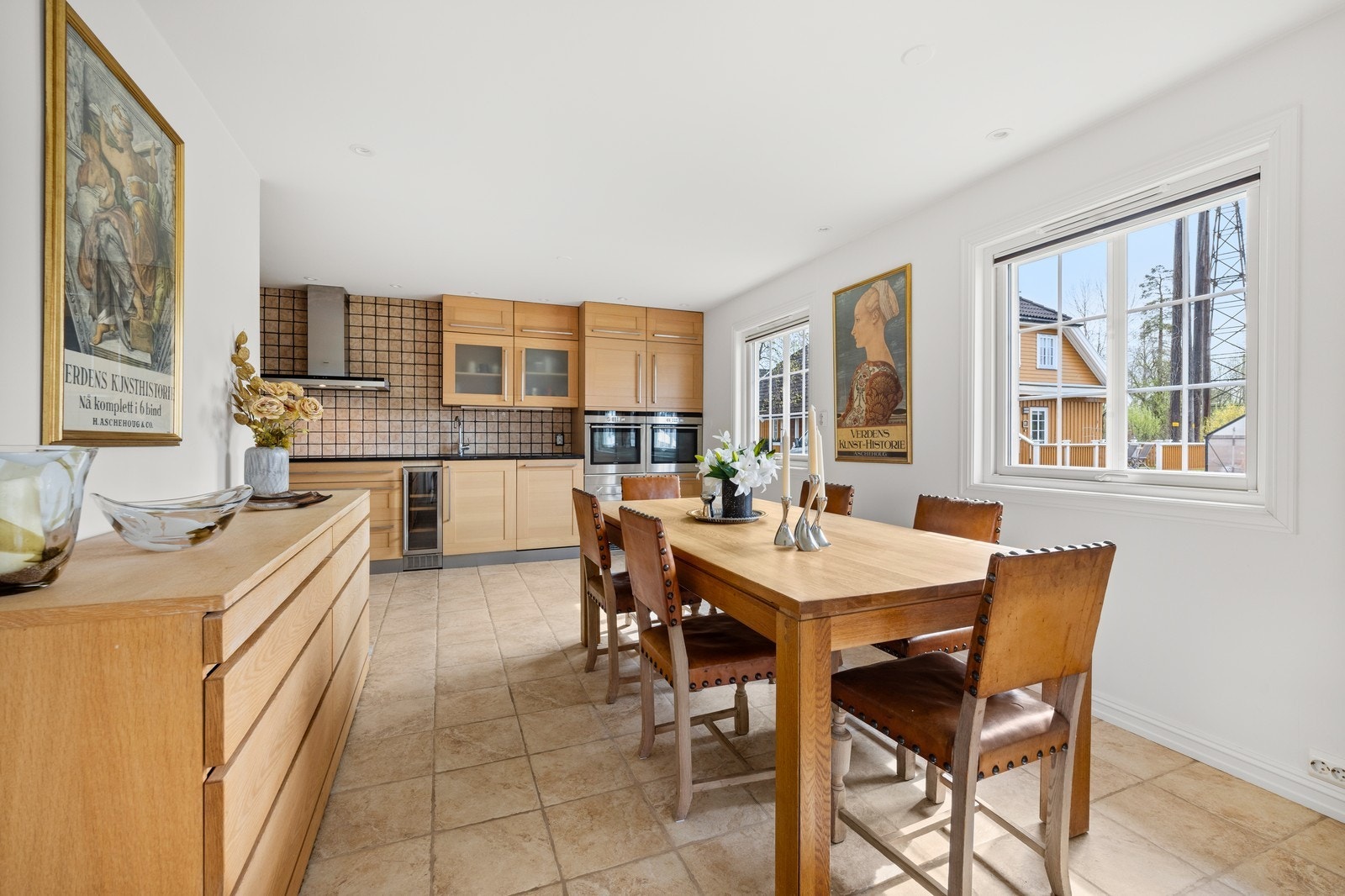 Kjøkken med ntegrert dobbelt stekeovn, stekeplate, vinskap og oppvaskmaskin. Frittstående kombiskap. Galleribilde