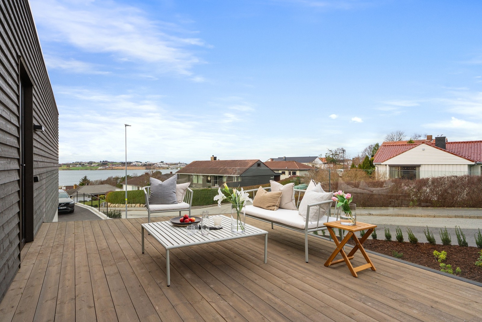 Husets vestvendte terrasse med utgang fra TV-stuen. Galleribilde