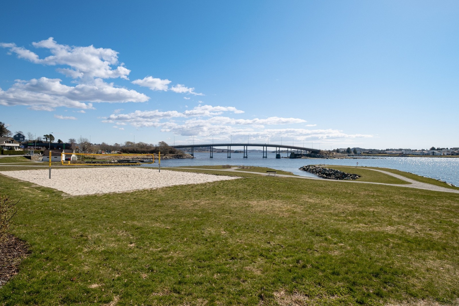 Sport og rekreasjonsområder langs sjøen. Galleribilde