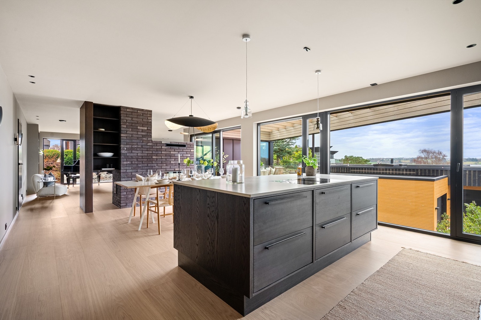 Stor praktisk kjøkkenøy som også lager et naturlig skille mellom kjøkken og spisestue. Galleribilde