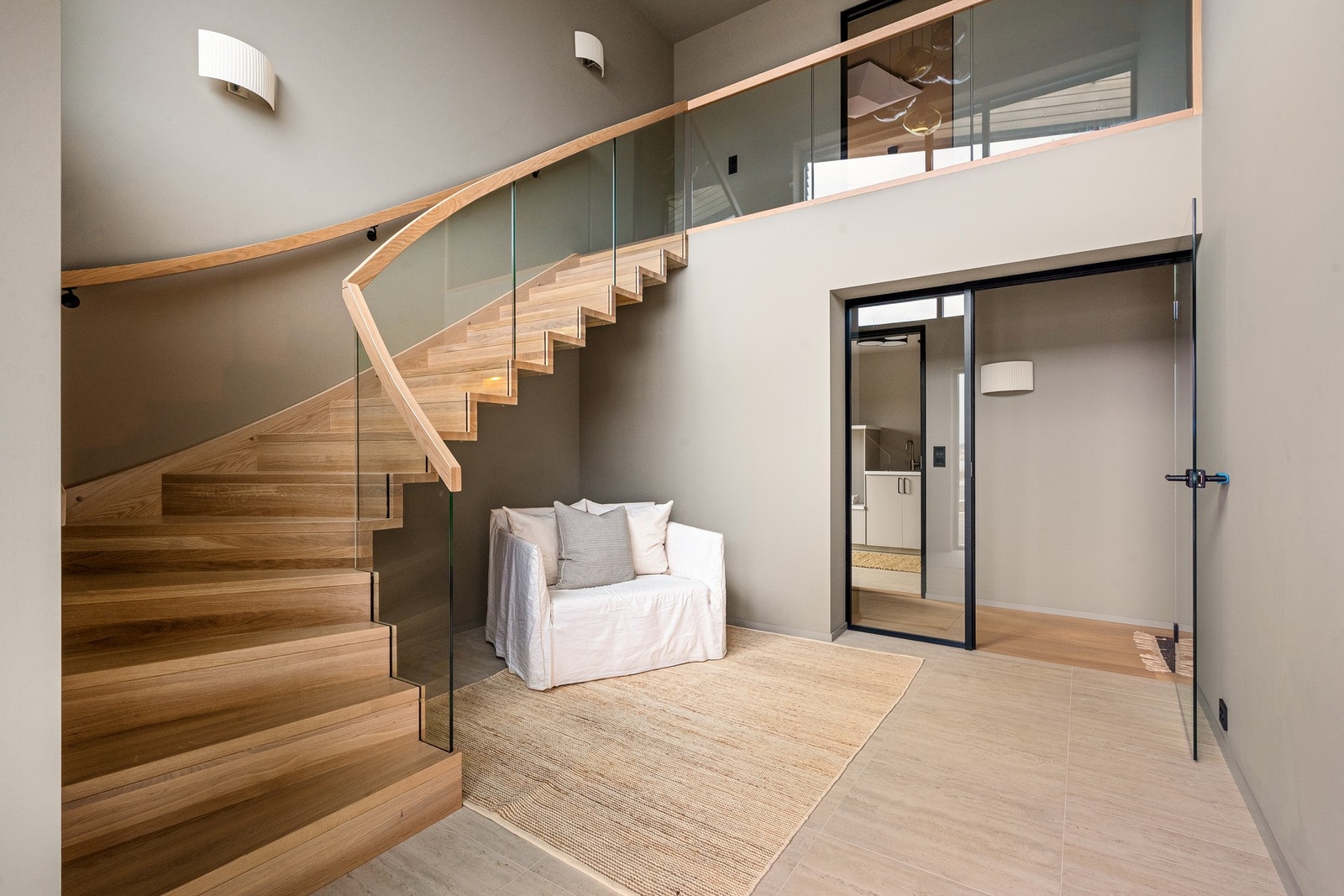 Lekker eiketrapp mellom etasjene levert av Erøyvik trevare. Galleribilde