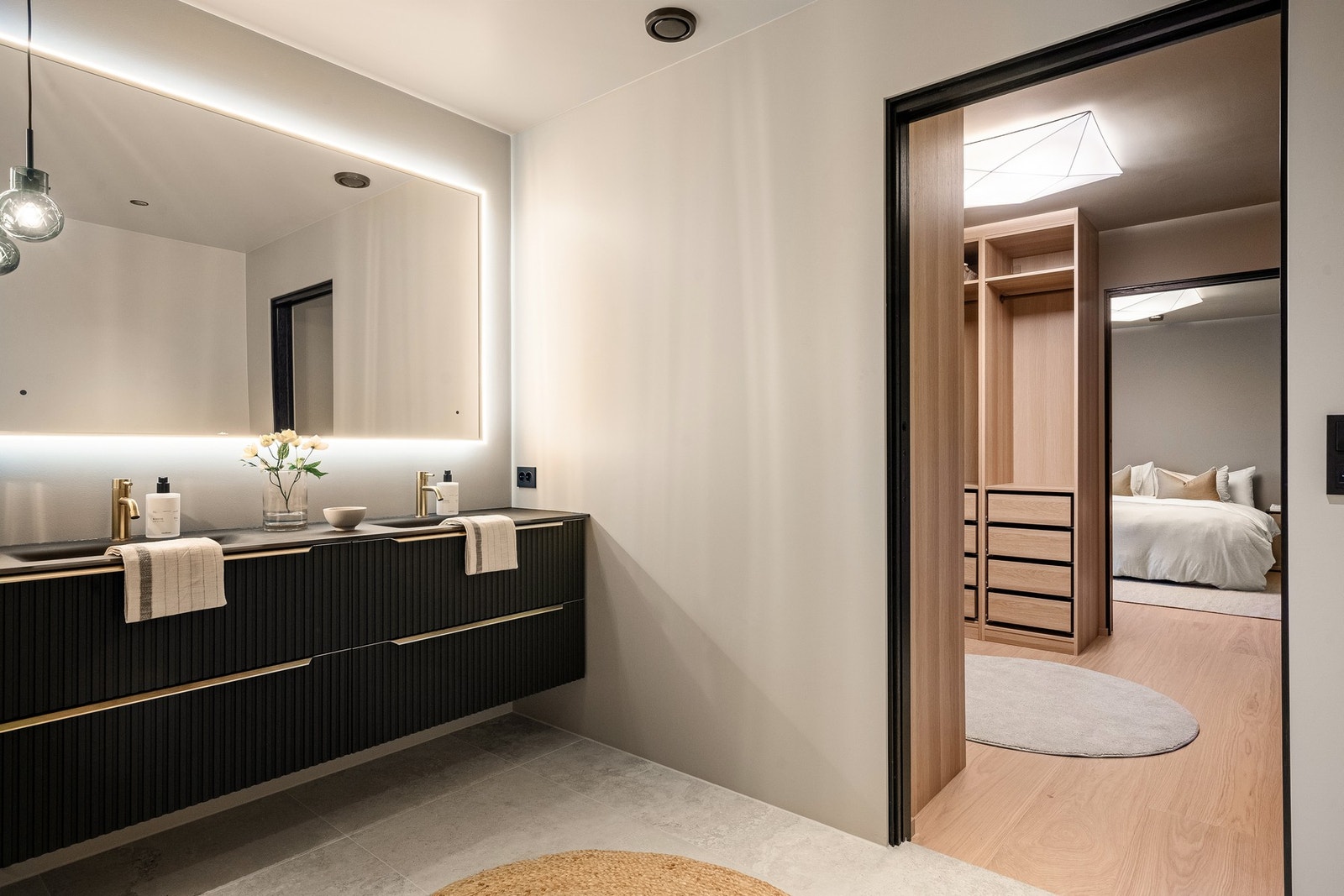 Direkte adkomst fra hovedsoverom til eget bad via garderoben. Galleribilde