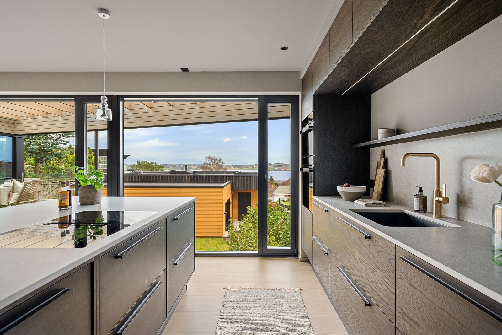 De store vinduene kombinert med god takhøyde og utsikt gir en spesiell atmosfære. Galleribilde