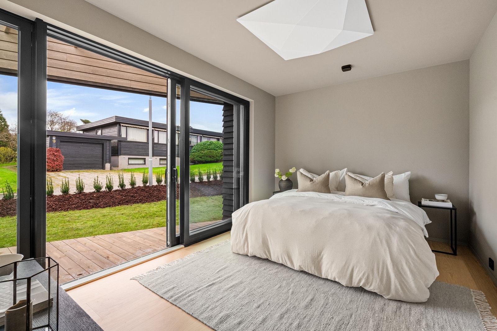 Soverom I - Hovedsoverom i egen sone. Denne avdelingen består av egen garderobe og eget bad samt direkte utgang til terrasse. Galleribilde