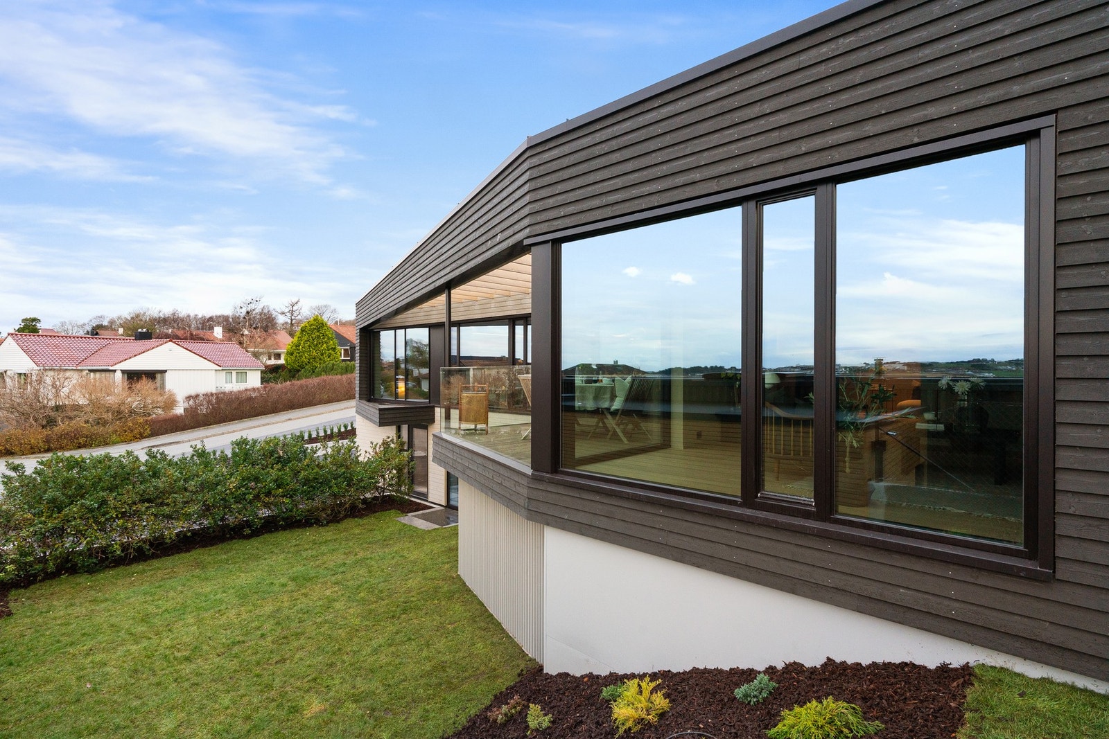 Boligen har mange flotte detaljer som panoramavinduer mot syd samt granitt trapper, brostein og heller samt asfaltert innkjørsel. Galleribilde