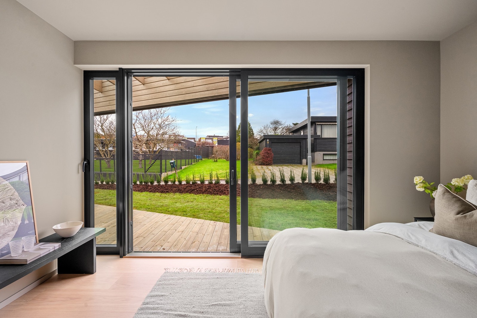 Soverom I med utgang til terrasse. Galleribilde