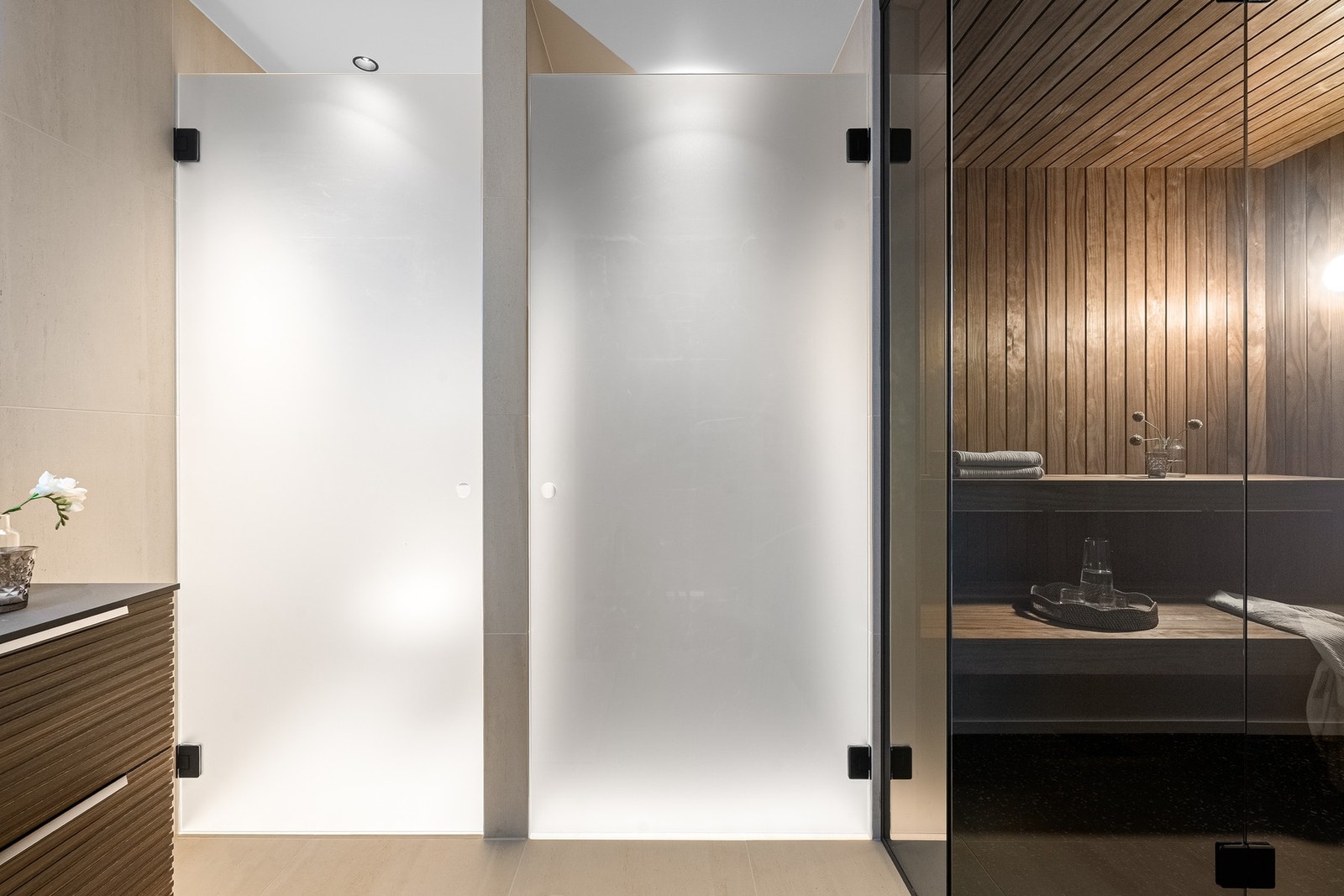 Frostede glassdører til toalettrommet. Galleribilde