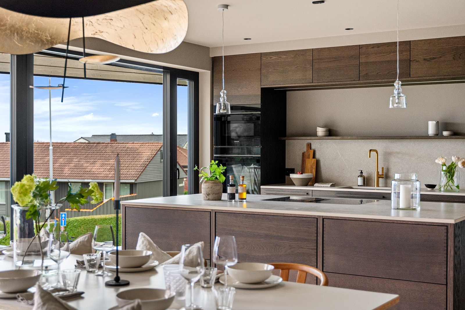 Lekkert kjøkken levert av Svane. Modell RAW med Marazzi Stone Look Limestone benkeplater og armatur fra Tapwell. Galleribilde