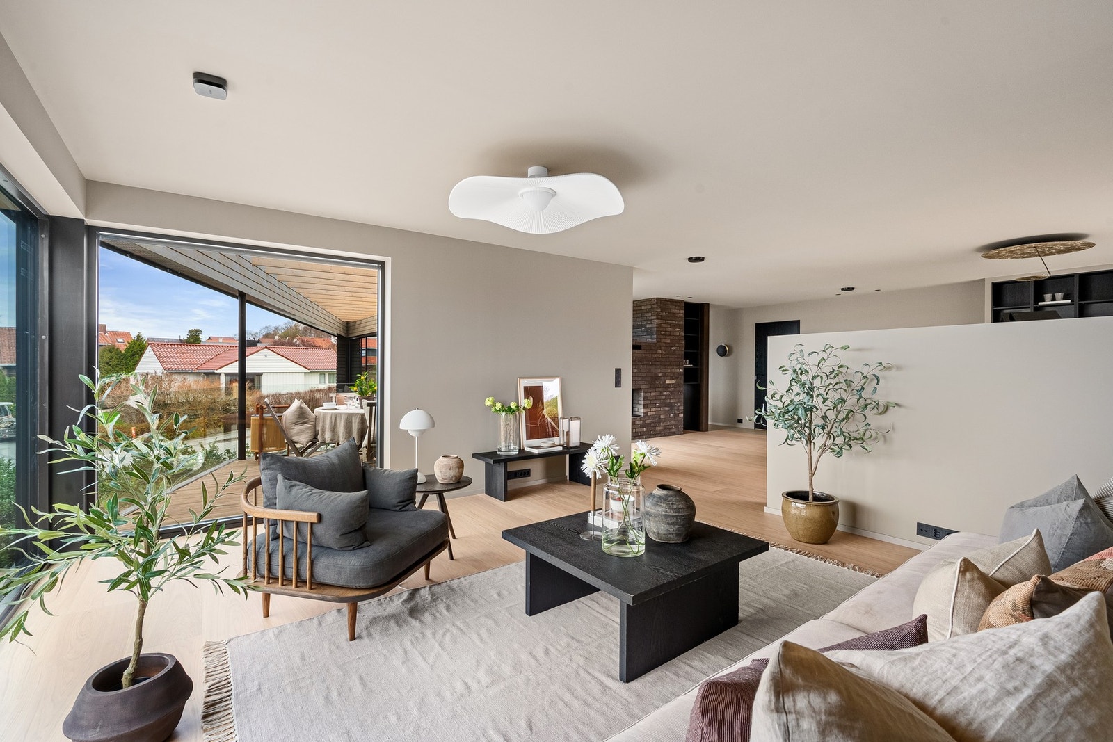 Integrerte hyller med tilhørende bakvegg deler stuen og storstuen. Galleribilde