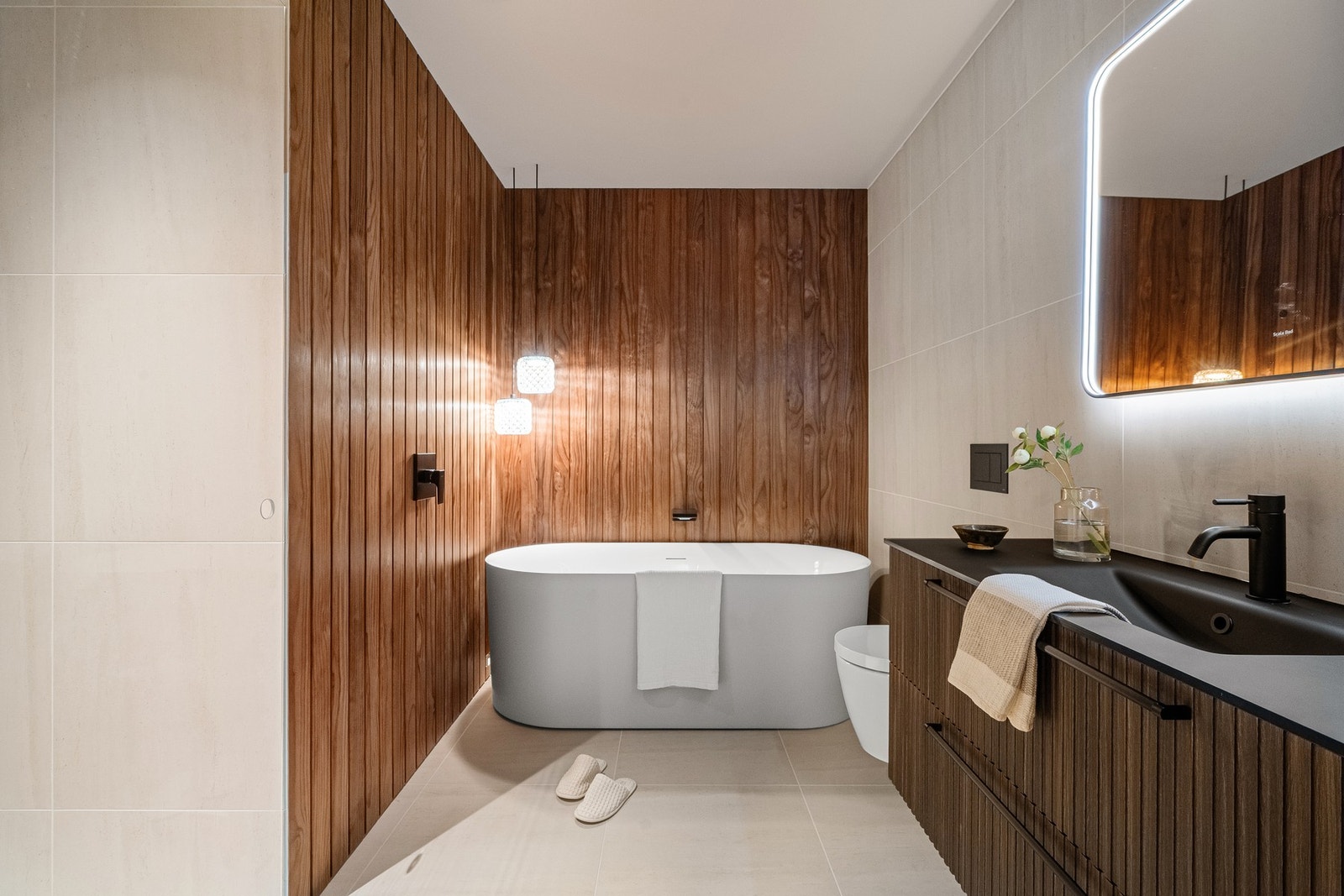 Bad II i lekker utførelse med Termoradiata panel. Frittstående badekar med integrerte armaturer fra Hans Grohe. Galleribilde