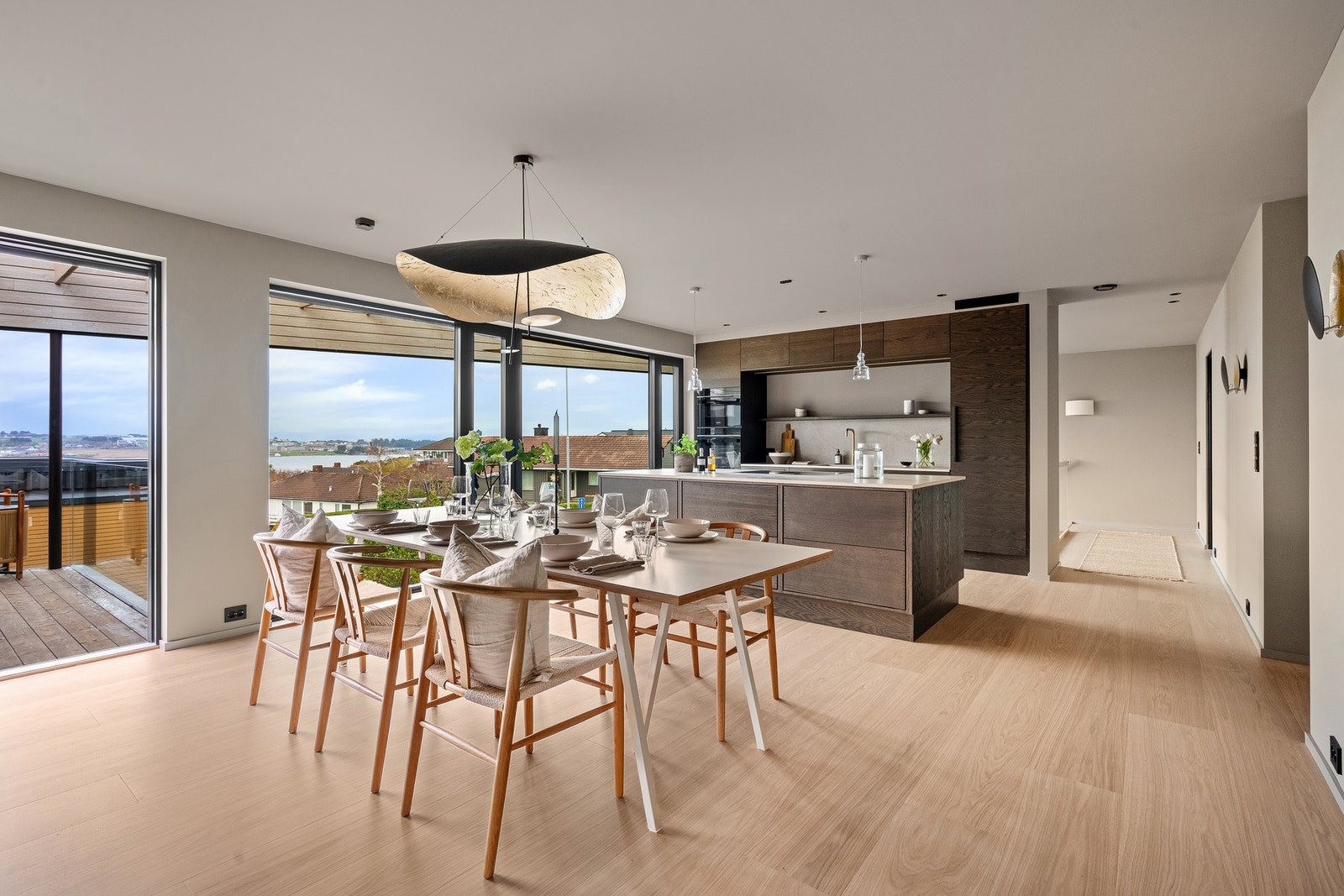 Romslig og praktisk plassert spisestue mellom kjøkkenet og begge stuene. Galleribilde