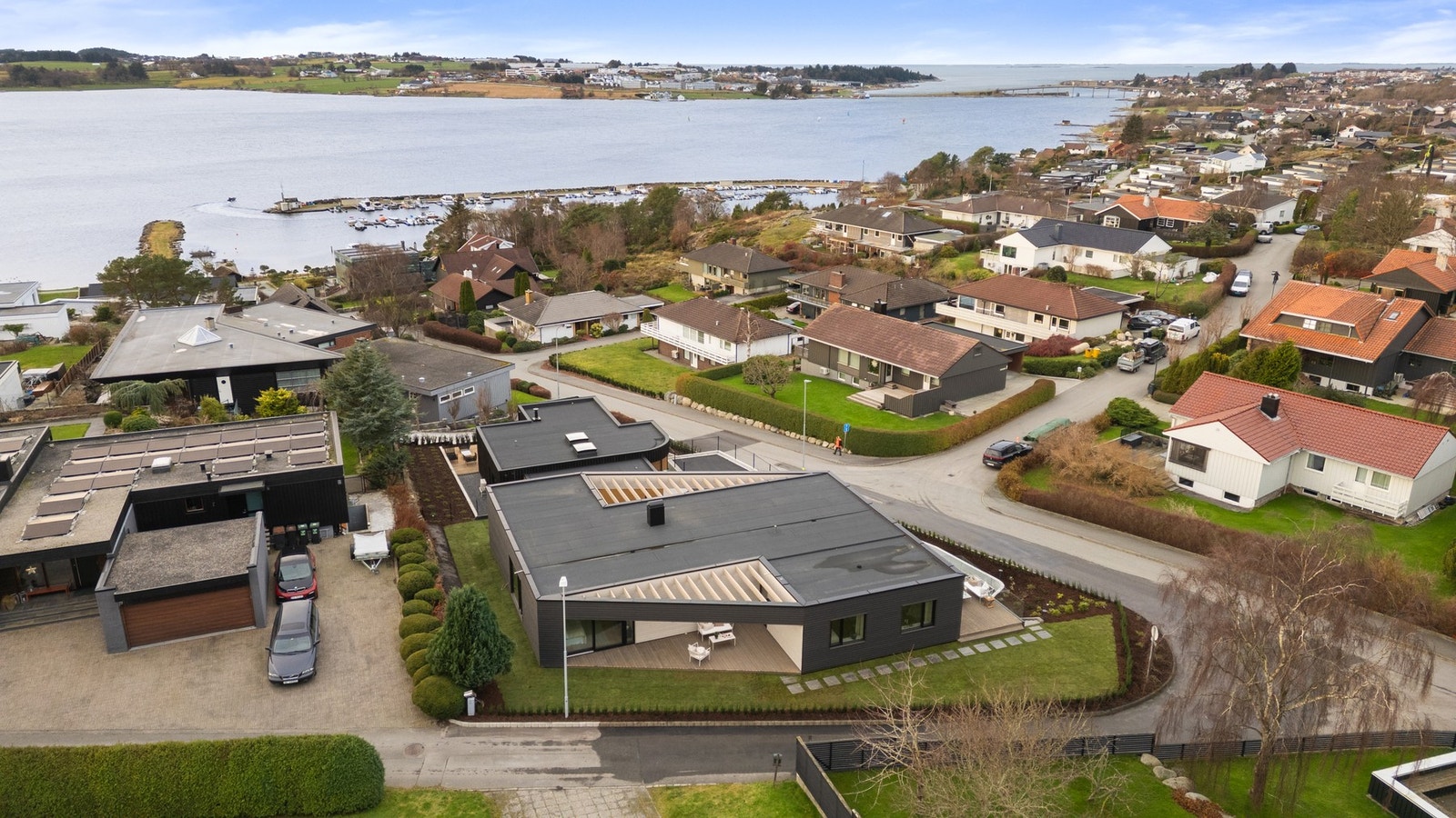 Kun få minutters gange til sjøen med egen båtrett samt noen av regionens flotteste turområder. Galleribilde