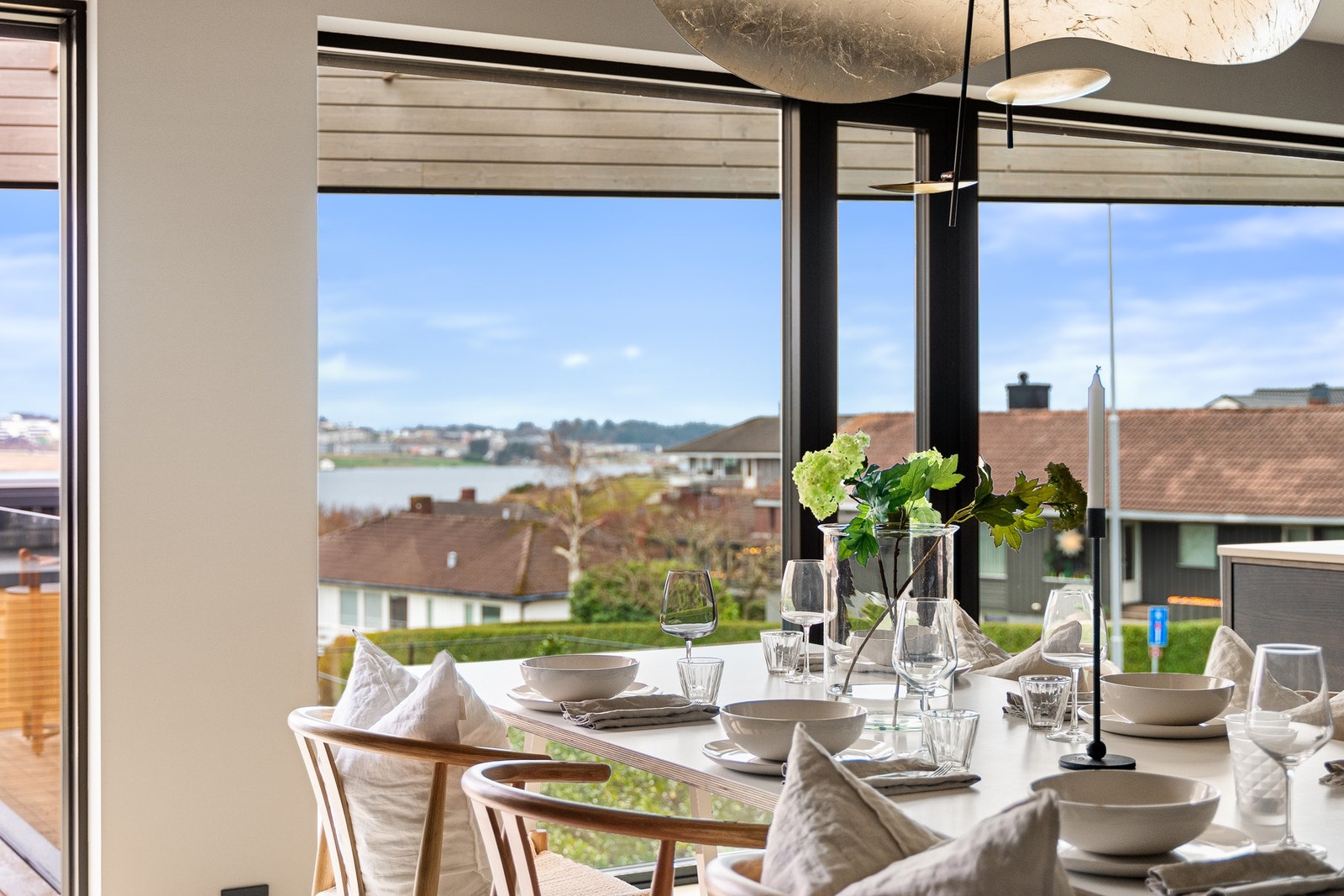 Fra spisestuen kan man, i likhet med store deler av huset, nyte den flotte utsikten til sjøen. Galleribilde