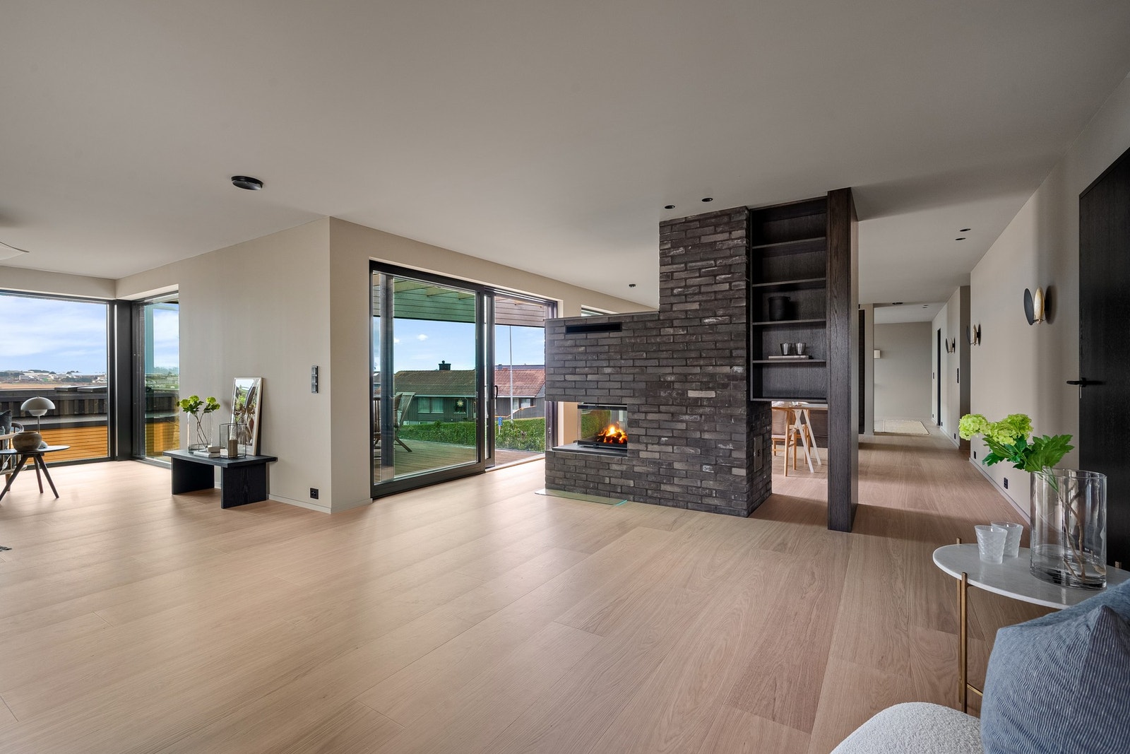 Stuen er delt opp i flere soner. Storstuen og spisestuen er lekkert delt med en eksklusiv peis innmurt i teglstein. Galleribilde