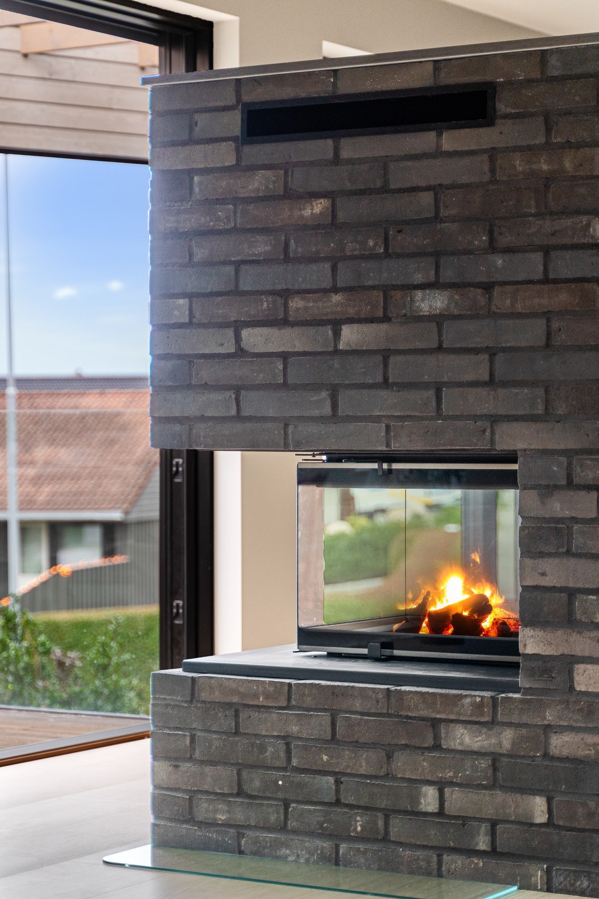 Peisen har en 3-sidig romdeler peisinnsats av typen Kobok by Norvai. Galleribilde