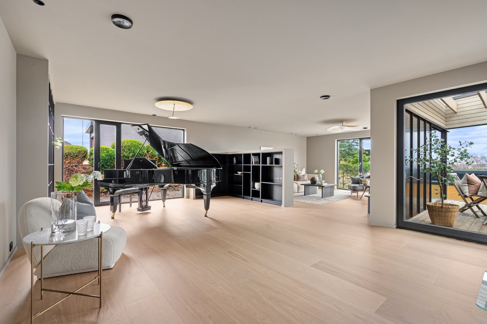 Stor og luftig hovedstue med direkte utgang til romslig terrasse. Galleribilde