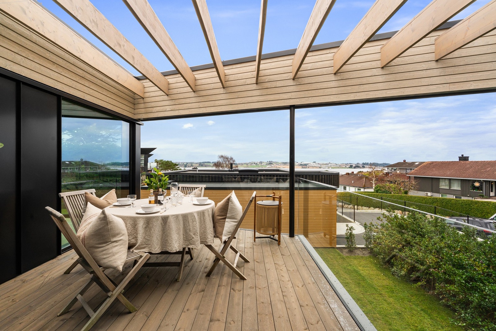 Fra stuen er det direkte utgang til stor terrasse. Terrassen vender mot syd og har gode solforhold. Galleribilde