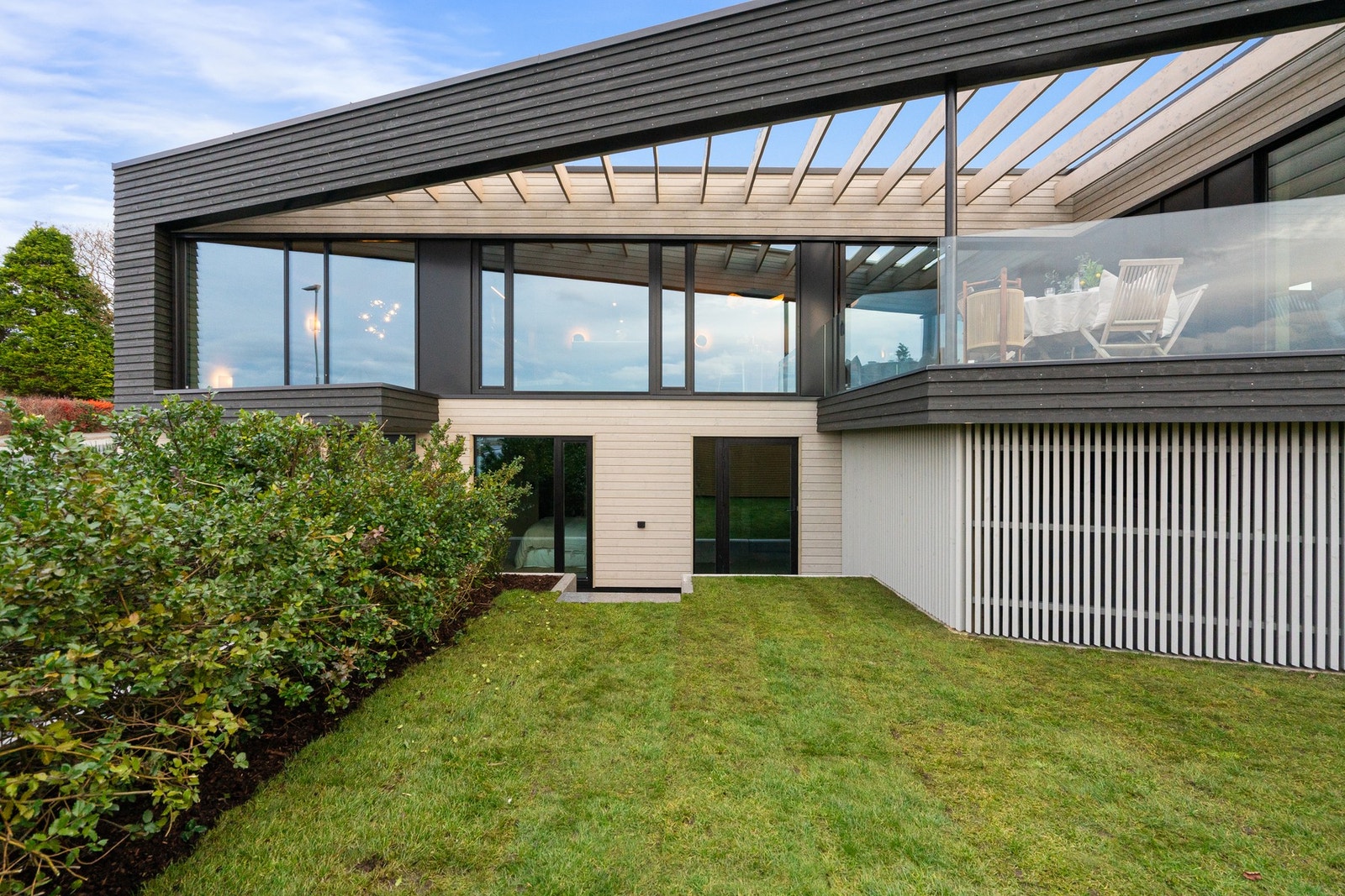 Eiendommen er flott delt opp i soner. En god balanse mellom hageområder og terrasser. Galleribilde