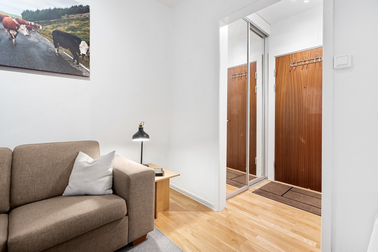 Entré med garderobeskap som gir gode oppbevaringsmuligheter til leiligheten. . Galleribilde