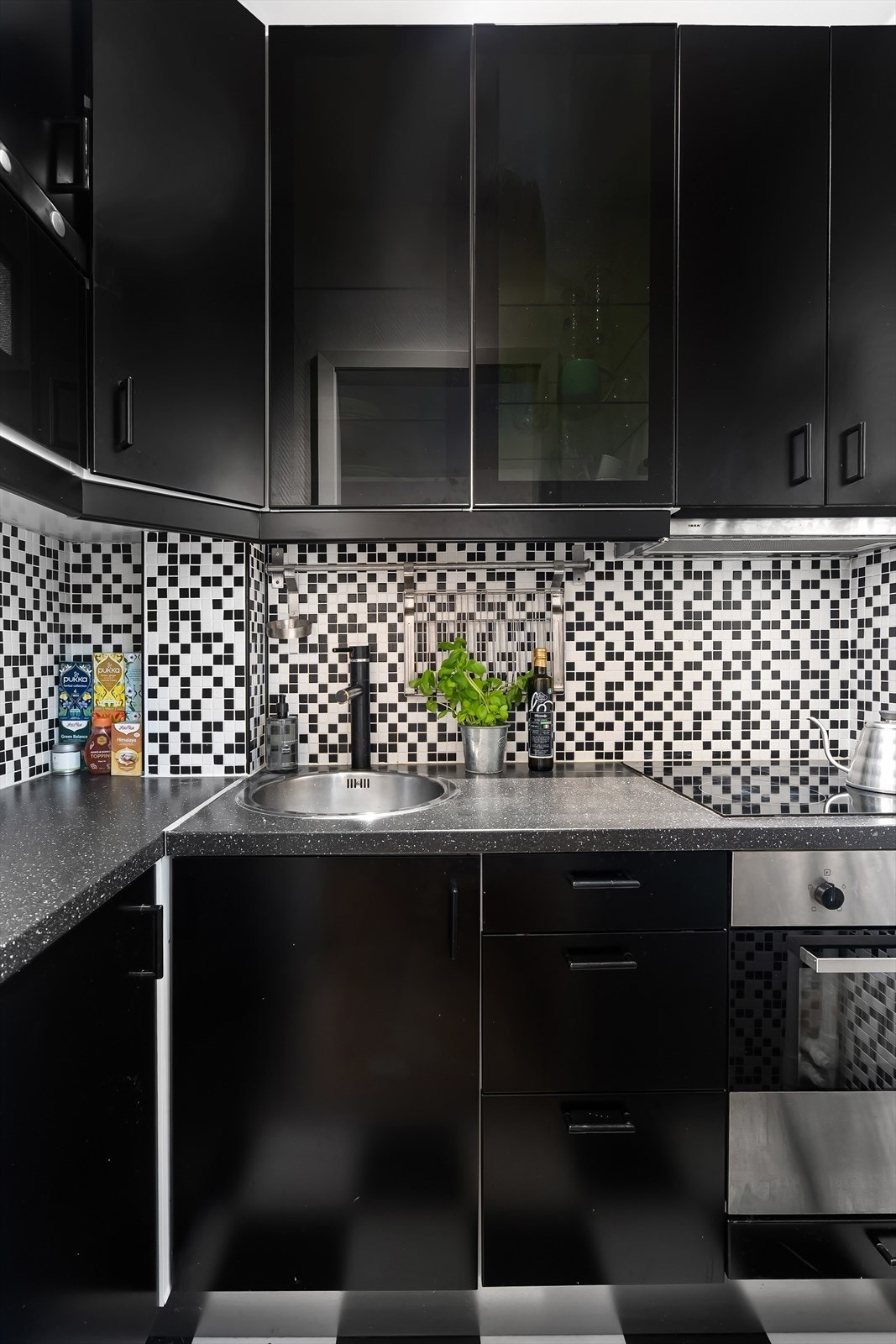 Kjøkkenet er utstyrt med benkeplater i laminat, nedfelt oppvaskkum i rustfritt stål med ett-greps armatur og overskap med vitrinedører. Galleribilde