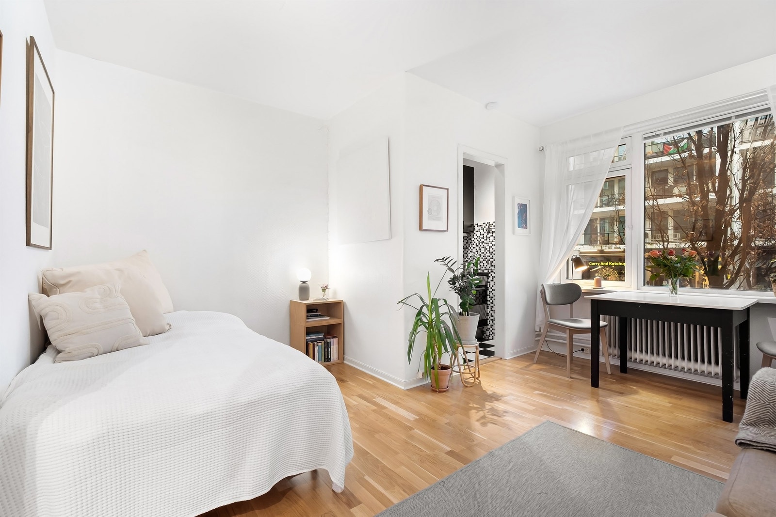 Spisebord med naturlig plassering ved vindu og i tilknytning til kjøkken. Galleribilde