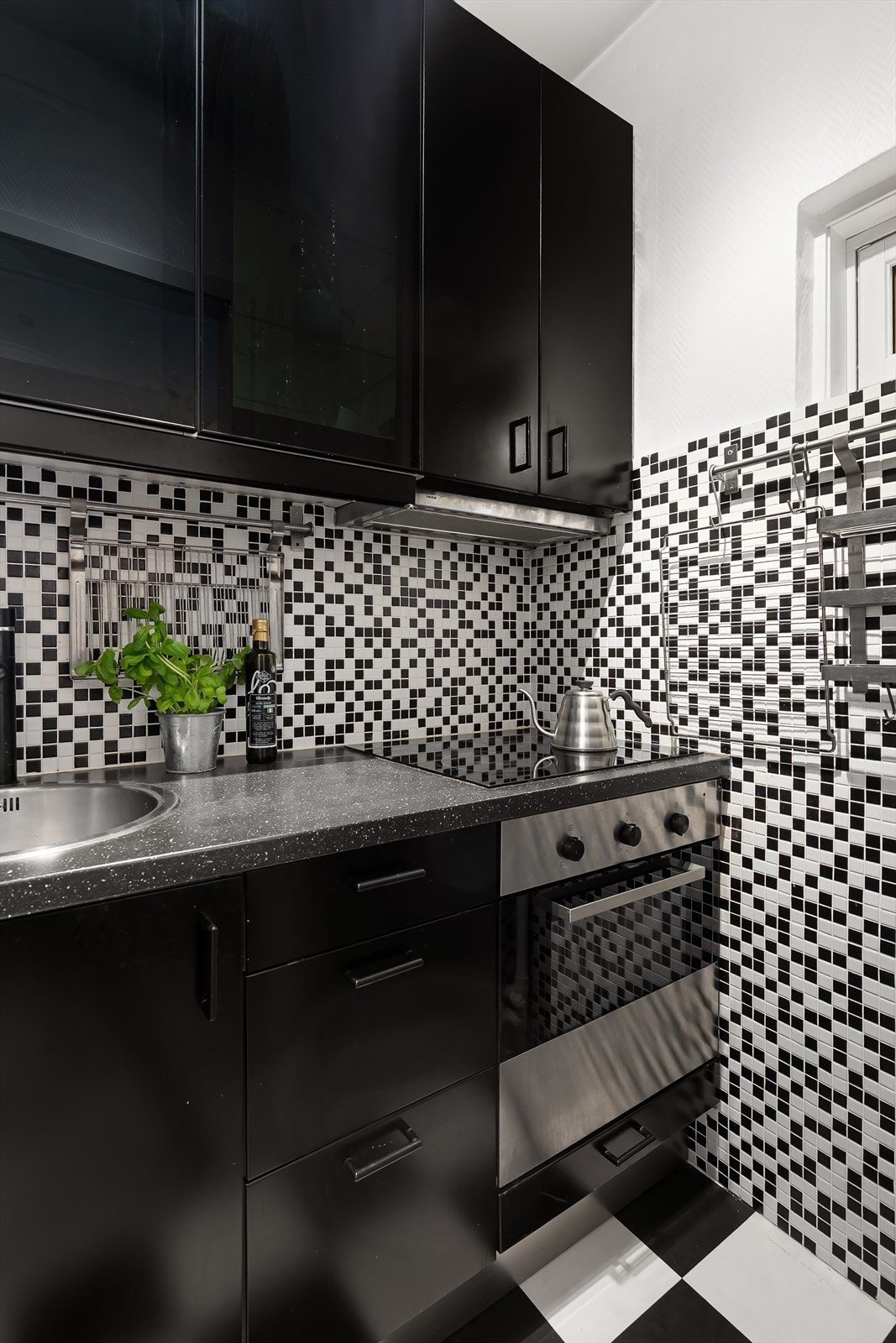 Videre er det stekeovn og keramisk platetopp. Galleribilde