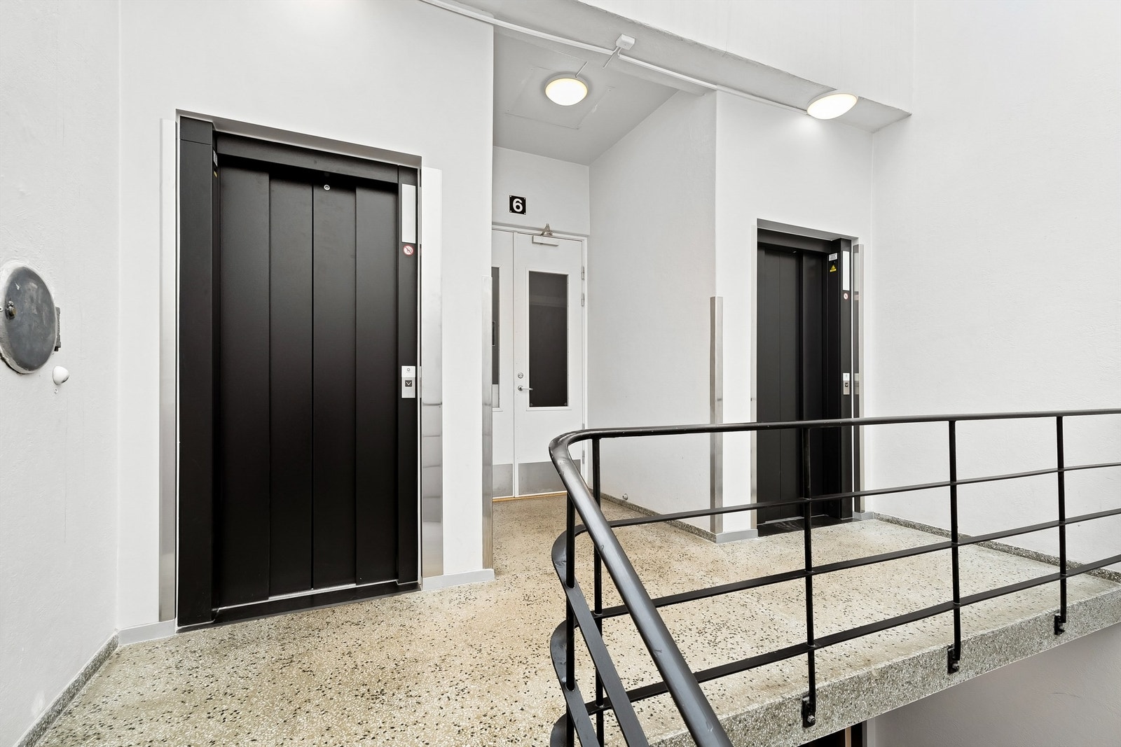 Adkomst til leiligheten via felles trapperom og heis. Galleribilde