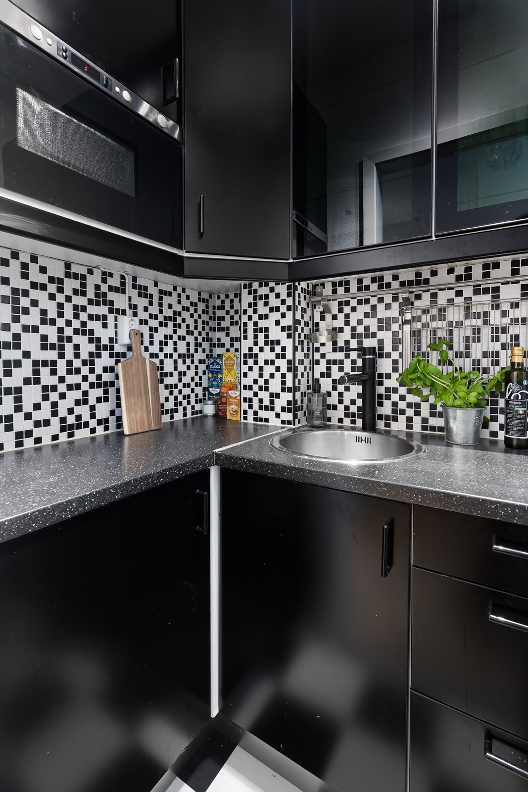 Kjøkkenet har en innholdsrik løsning, samt godt med skap- og benkeplass. Galleribilde