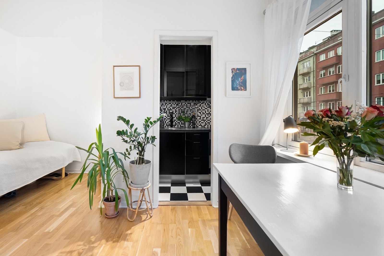 Inngang til kjøkken fra stuen. Galleribilde