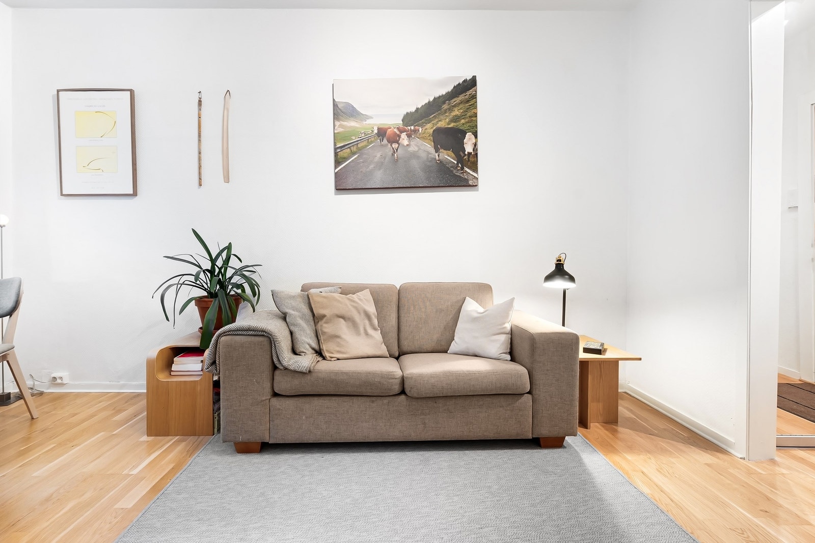 Stuen er møblert med sofagruppe med tilhørende salongbord. Galleribilde