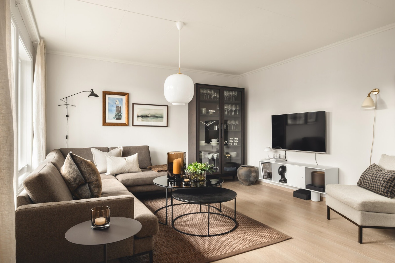 Flott stue med lyse overflater. Galleribilde