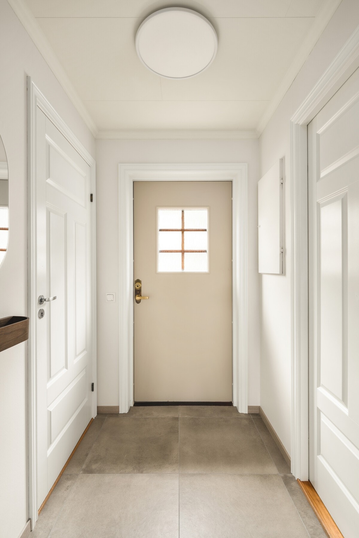 Lys entré belagt med flotte, nye fliser. Galleribilde