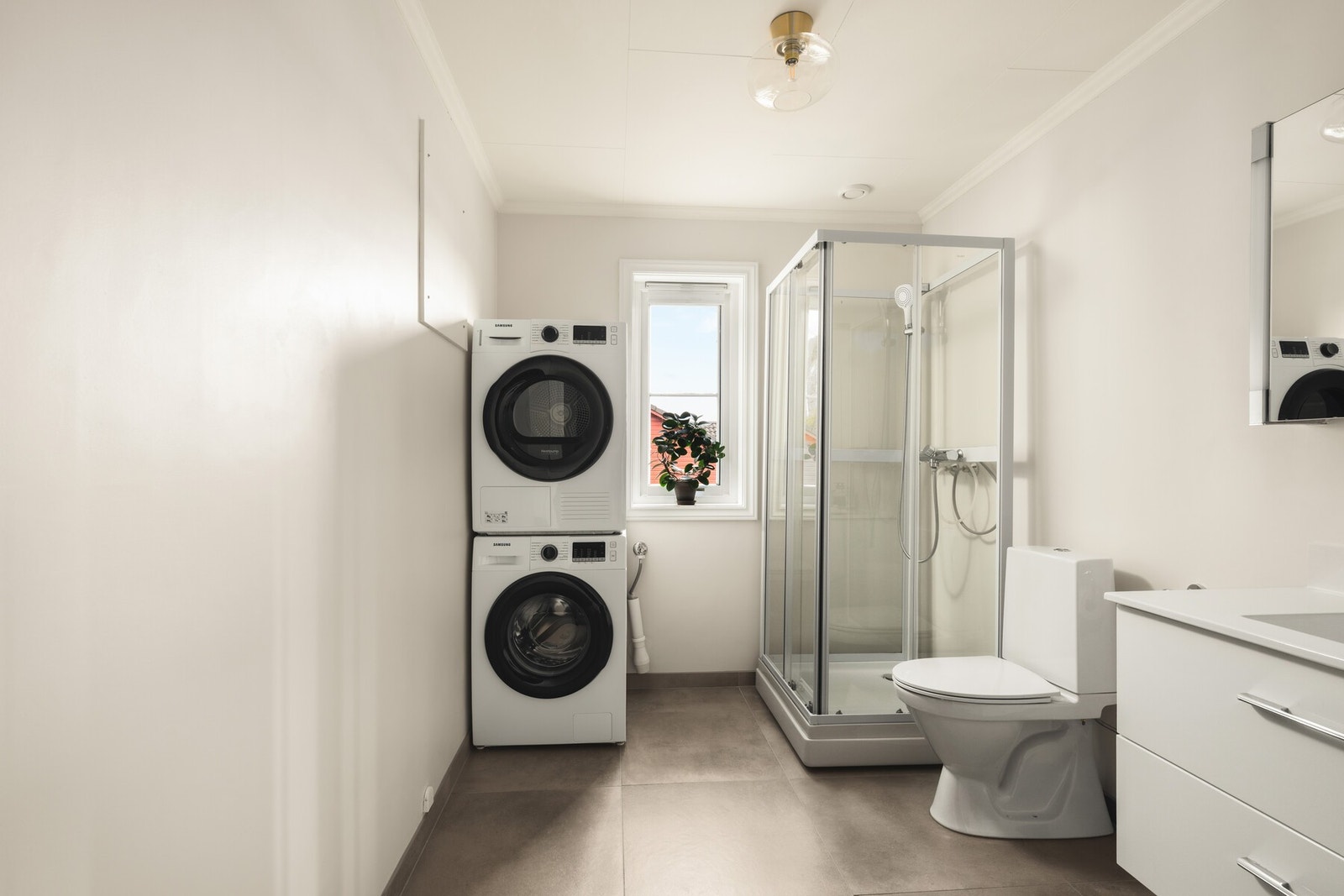 Badet fremstår som flott og funksjonelt med en smart planløsning. Overflatene ble modernisert i 2025. Galleribilde