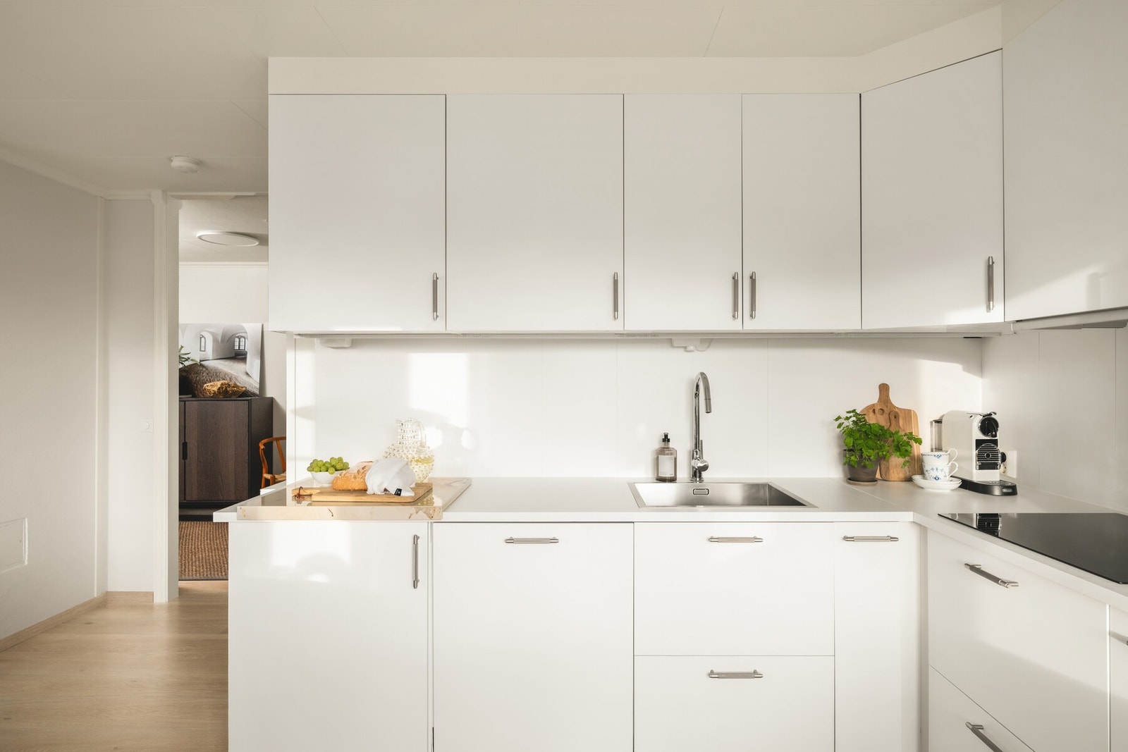 Godt med skap og benkeplass gir bedre arbeidsforhold. Galleribilde