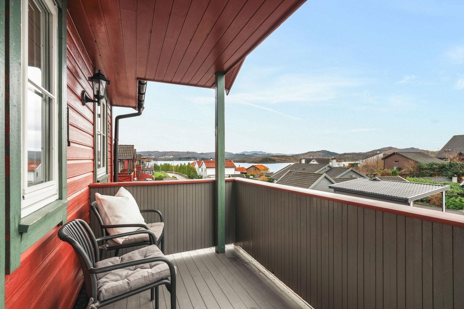 Fra stuen er det utgang til en flott balkong med nydelig utsikt over Aksdalsvannet. Galleribilde