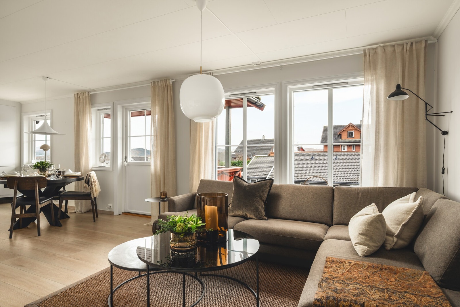 Store vindusflater som slipper inn rikelig med naturlig lys. Galleribilde