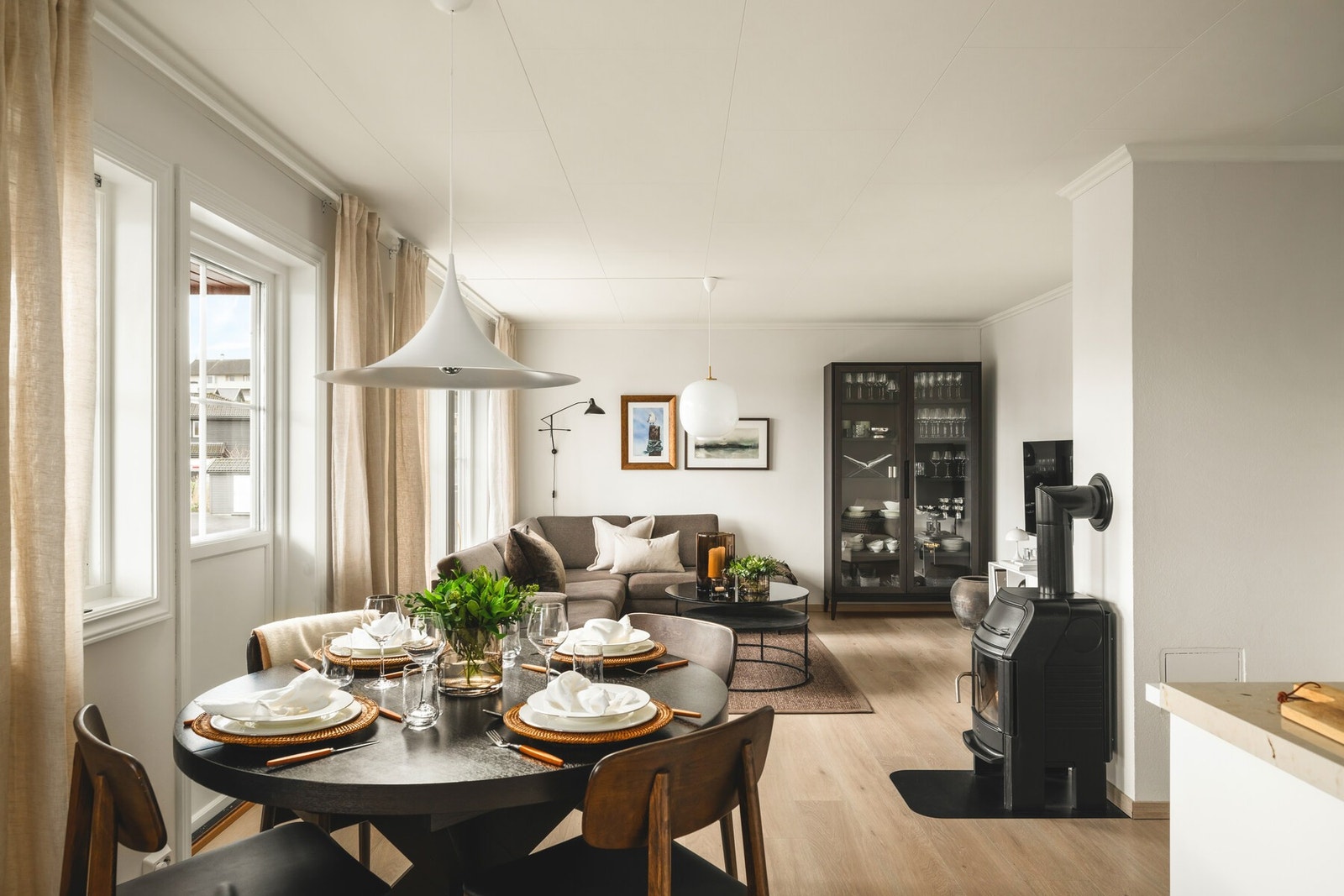 Her smelter kjøkken, spisestue og stue naturlig sammen i et sosialt og funksjonelt oppholdsrom. Galleribilde