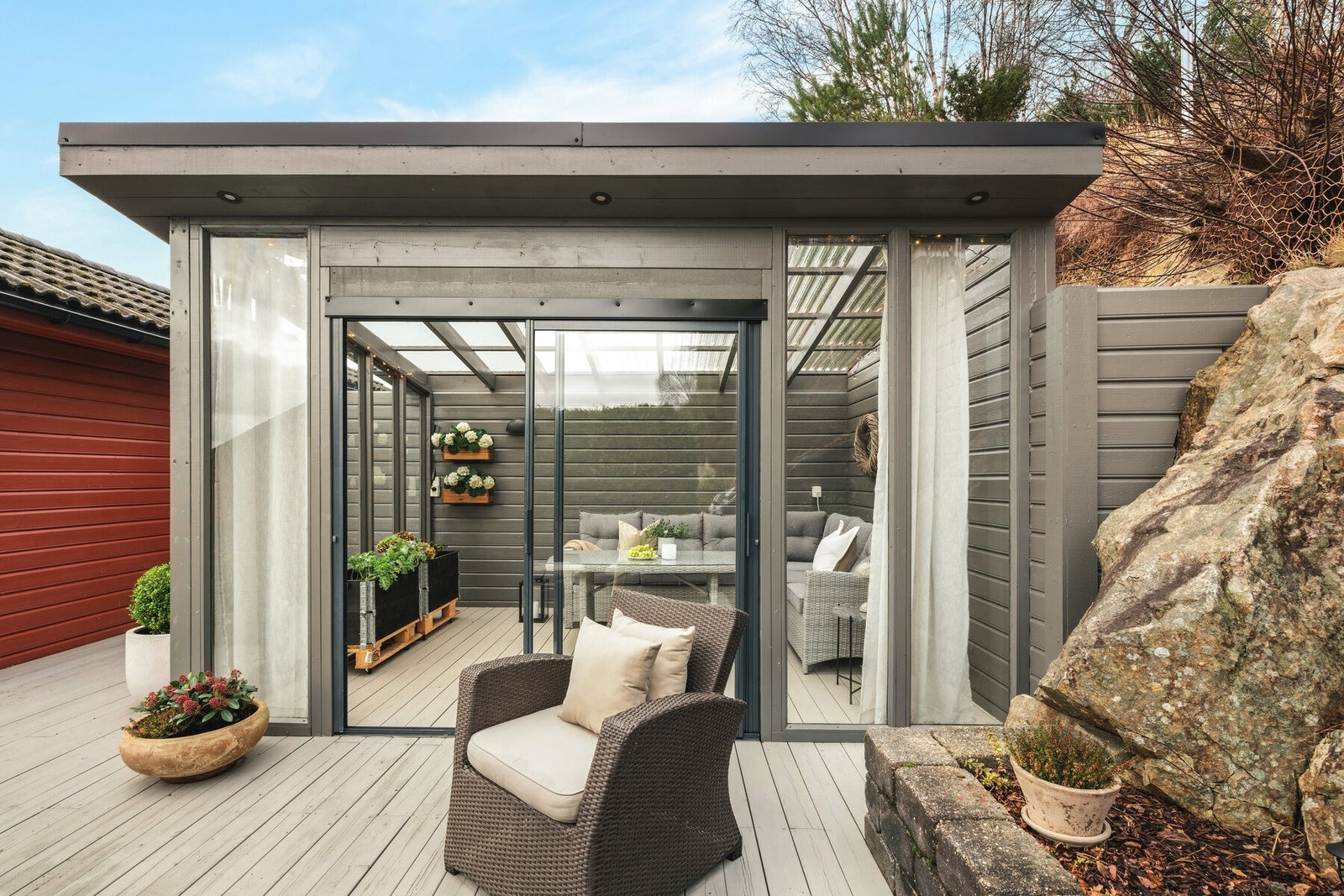 Her er det rikelig med plass til utemøbler, både inne i hagestuen og ute på terrassen. Galleribilde