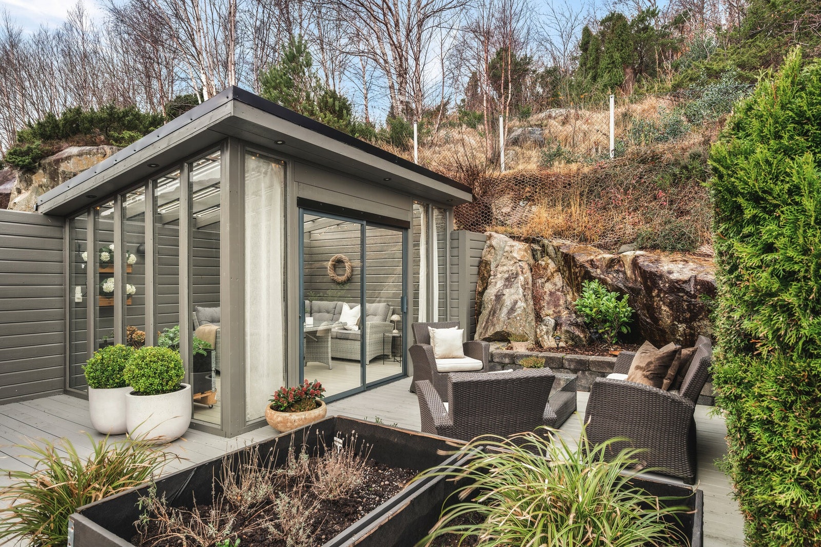 Leiligheten har et helt usjenert og unikt uteområde på baksiden. Her finner du også en lun og trivelig hagestue, perfekt både for sene sommerkvelder i sosialt lag. Galleribilde