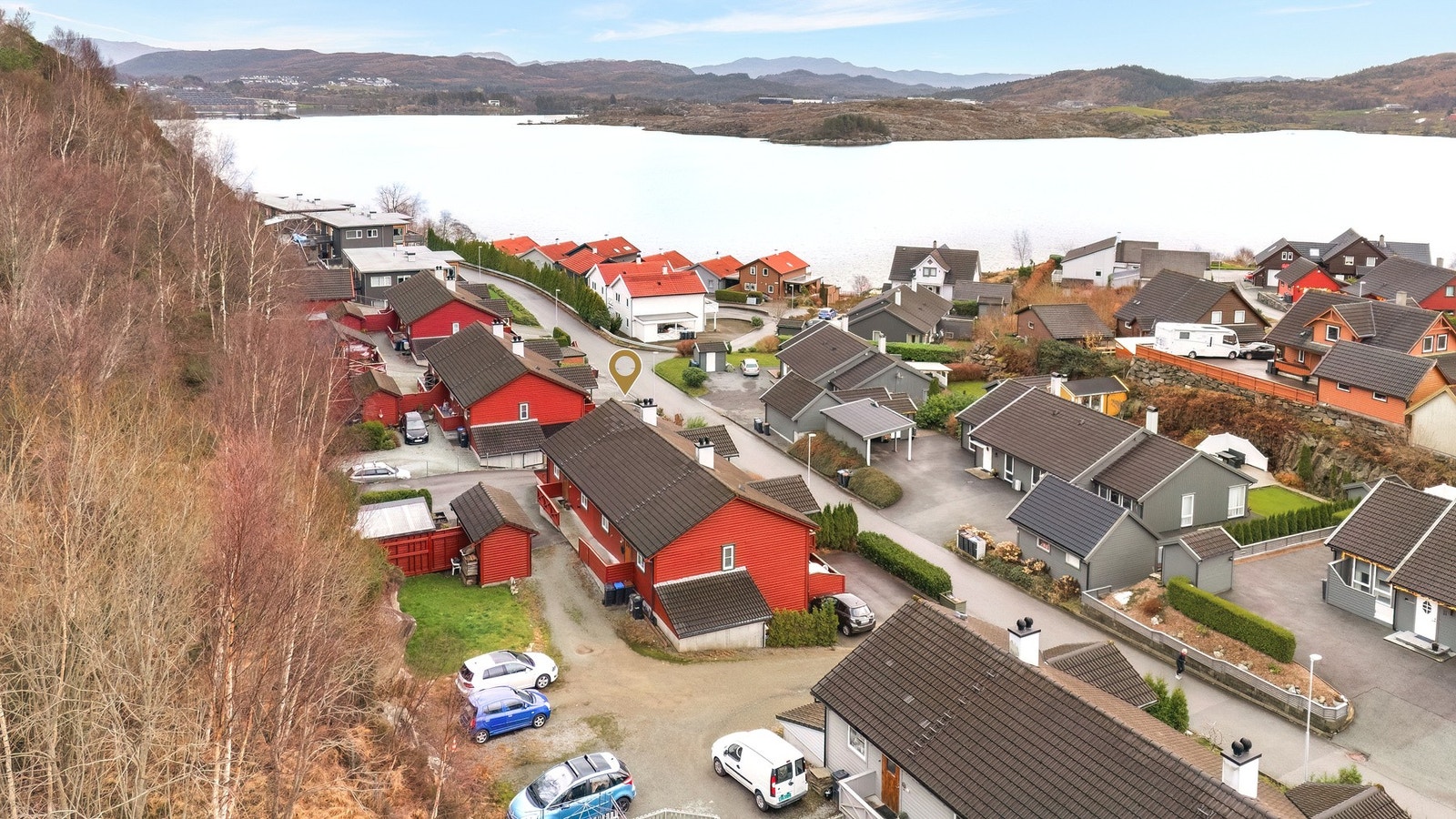 Eiendommen ligger strålende høyt i terrenget med nydelig utsikt mot Aksdalsvannet. Galleribilde