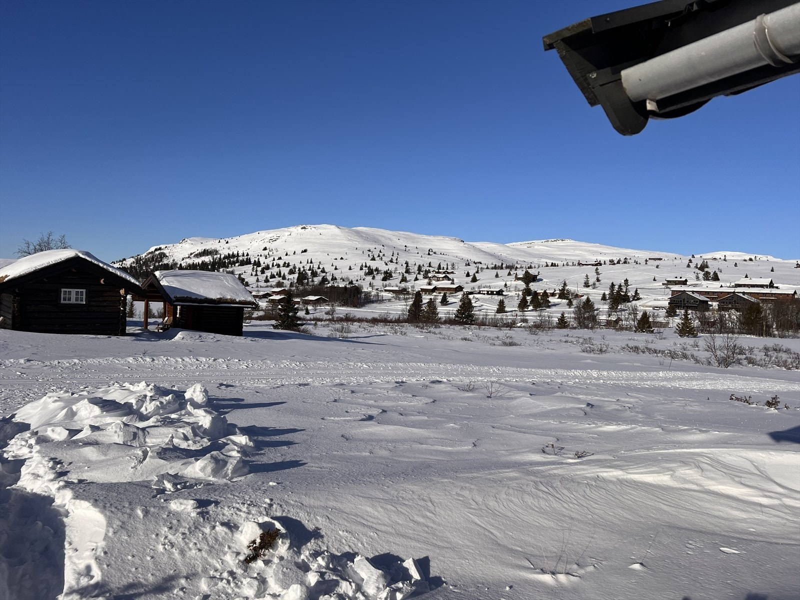 På Venabygdsfjellet har du endelige turmuligheter i variert fjellterreng sommer som vinter. Om vinteren bor du rett ved oppkjørt skiløype som gir deg muligheten til å gå milevis innover fjellheimen. Hytta ligger i nærheten av Spidsbergseter Hotell. Galleribilde