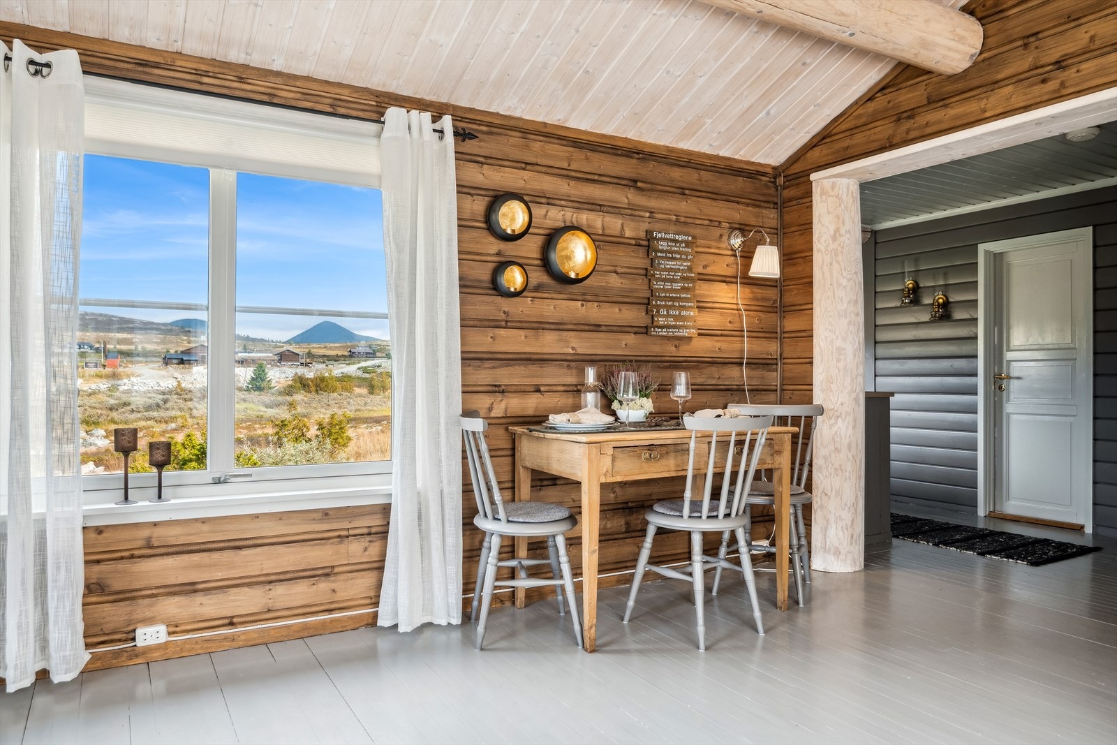 Flott usikt mot Muen fra stuevindu. Galleribilde