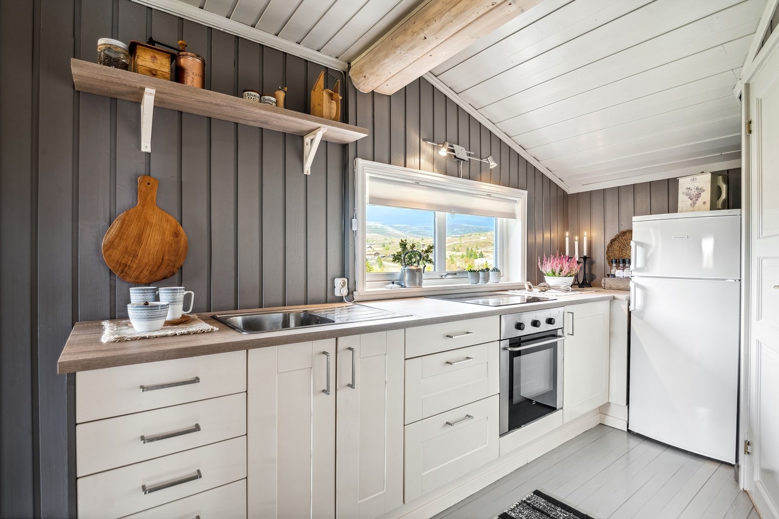 Kjøkken har integrert komfyr og platetopp. Utslagsvask. Galleribilde